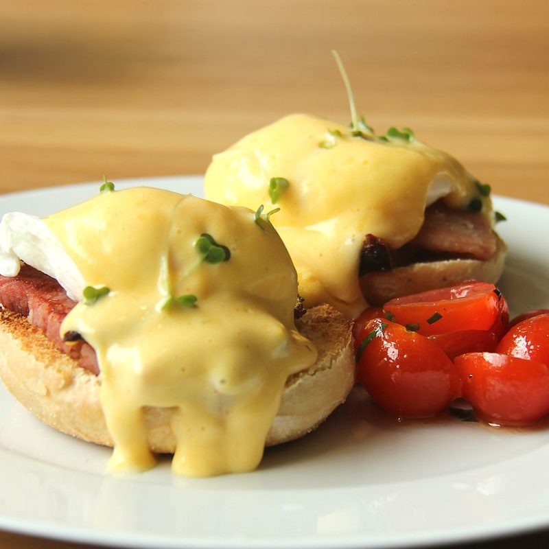 1280px-Eggs_Benedict-01